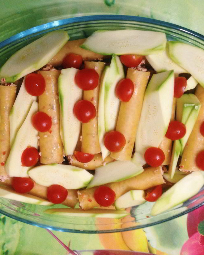 Рецепт каннеллонь с начинкой из курицы и перца, с кабачком и помидорами
