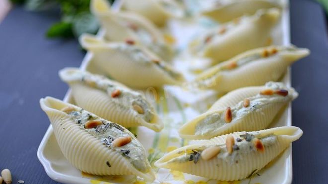 Рецепт конкильонь — макарон ракушки фаршированные рикоттой с песто
