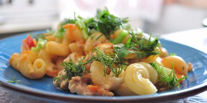 Рецепт макарон с фаршем и овощами в чесночном соусе