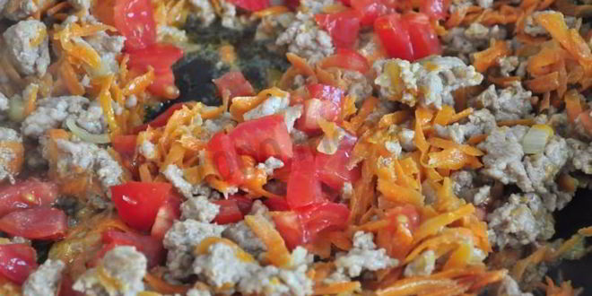 Рецепт макарон с фаршем и овощами в чесночном соусе