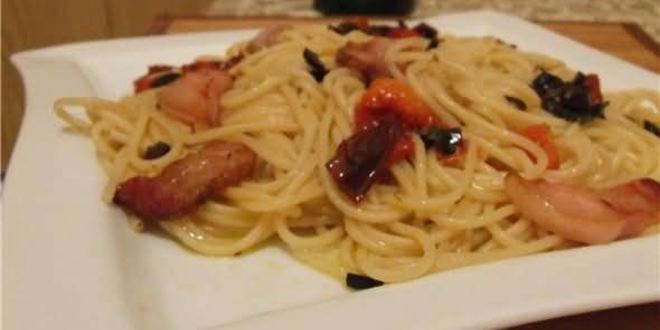 Рецепт пасты с чесноком и сальсой из сушеных томатов