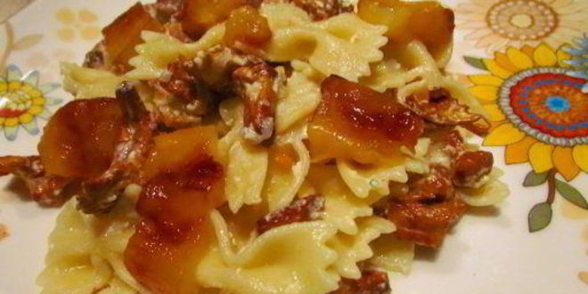 Рецепт пасты с лисичками, фетой и печеным перцем