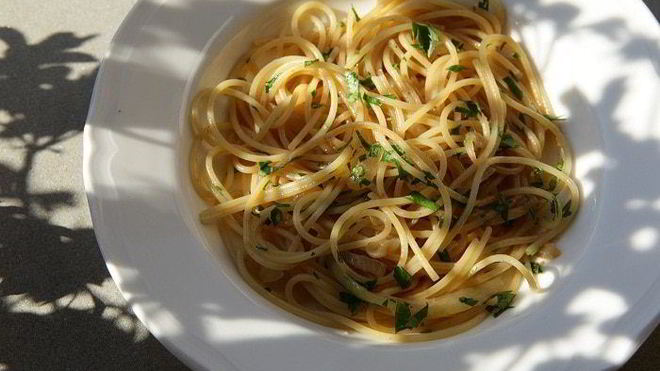 Рецепт спагетти с луком и анчоусами