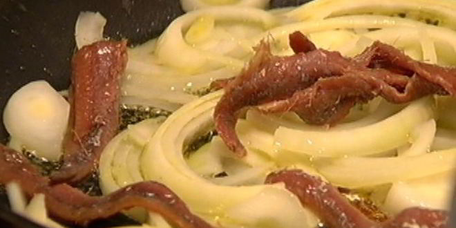 Рецепт спагетти с луком и анчоусами