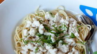 Рецепт Спагетти с соусом из куриного фарша в сливках