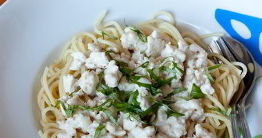 Рецепт Спагетти с соусом из куриного фарша в сливках