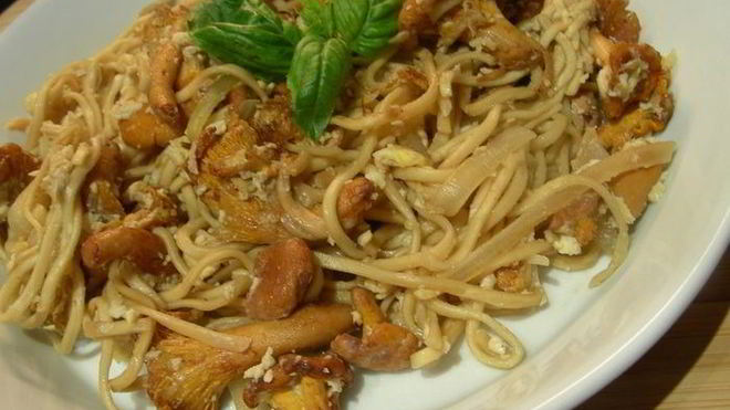 Рецепт жареной китайской лапши с яйцом и лисичками