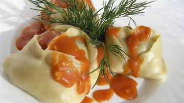 Рецепт Мантов с картофельной начинкой и томатно-чесночным соусом