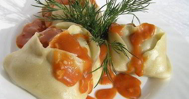 Рецепт Мантов с картофельной начинкой и томатно-чесночным соусом
