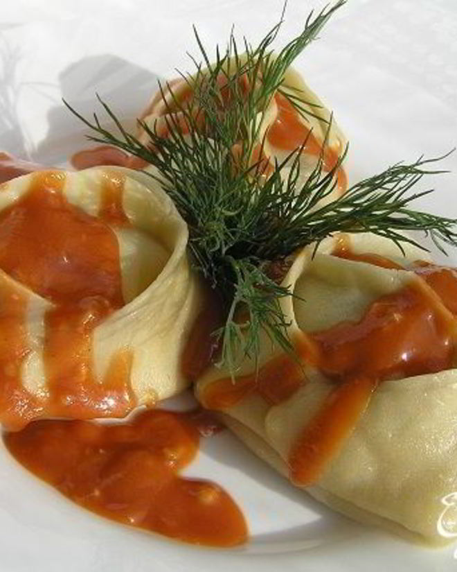 Рецепт мантов с картофельной начинкой и томатно-чесночным соусом