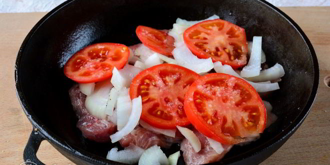 Рецепт мяса по-французски из свинины с помидорами