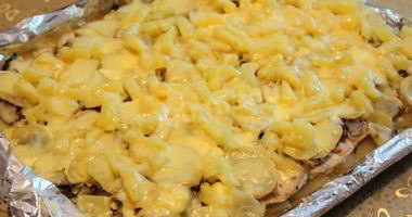 Рецепт Мяса по-французски с ананасами и картошкой в духовке