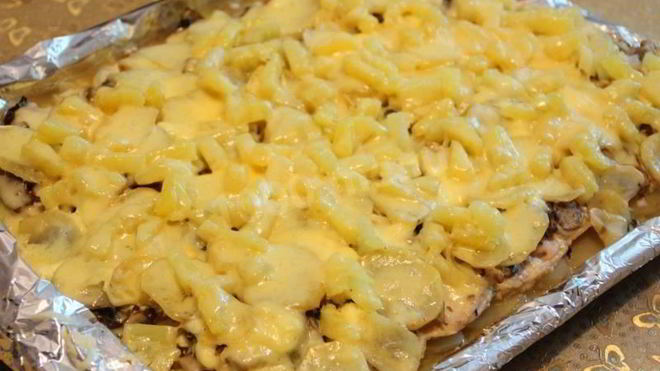 Рецепт мяса по-французски с ананасами и картошкой в духовке
