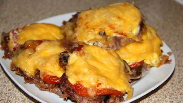 Рецепт Мяса по-французски с фаршем грибами и помидорами