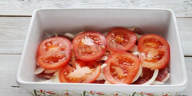 Рецепт мяса по-французски с сыром и помидорами в духовке