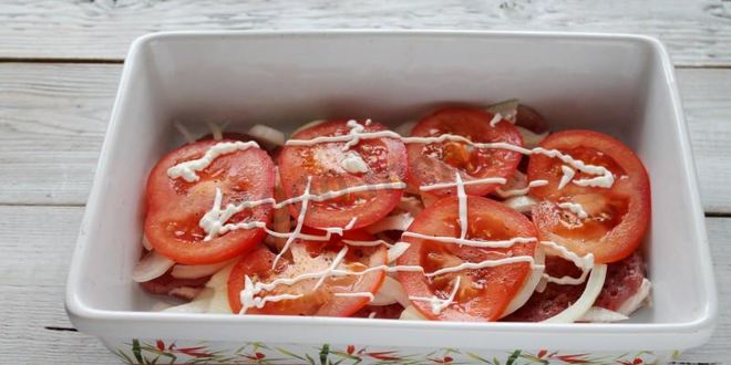 Рецепт мяса по-французски с сыром и помидорами в духовке
