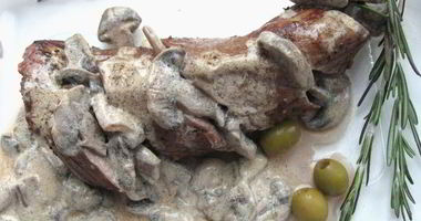 Рецепт Сочной телячьей вырезки по-французски с шампиньонами