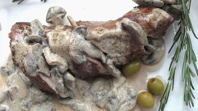 Рецепт сочной телячьей вырезки по-французски с шампиньонами