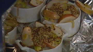 Рецепт Купатов, запеченных с пореем и яблоками