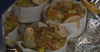 Рецепт Купатов, запеченных с пореем и яблоками