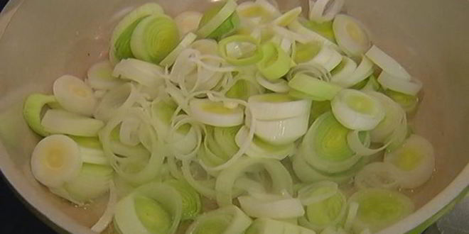 Рецепт купатов, запеченных с пореем и яблоками