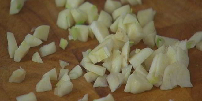 Рецепт купатов, запеченных с пореем и яблоками