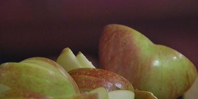 Рецепт купатов, запеченных с пореем и яблоками