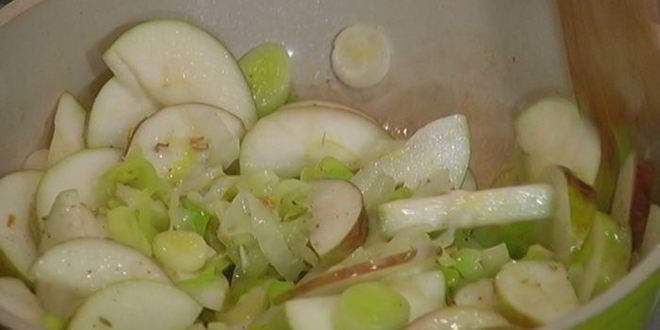 Рецепт купатов, запеченных с пореем и яблоками