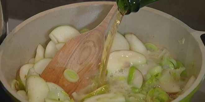 Рецепт купатов, запеченных с пореем и яблоками