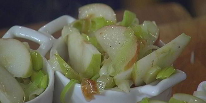 Рецепт купатов, запеченных с пореем и яблоками