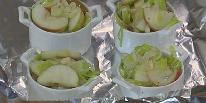 Рецепт купатов, запеченных с пореем и яблоками