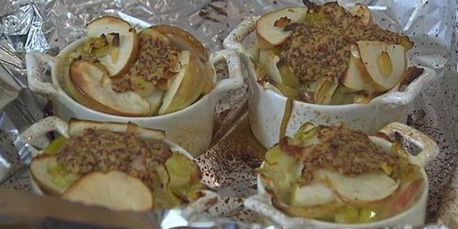 Рецепт купатов, запеченных с пореем и яблоками