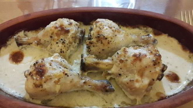 Рецепт куриных голеней, запеченных в сливках с чесноком