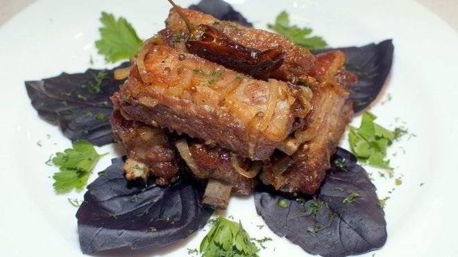 Рецепт свиных ребрышек жареных с луком