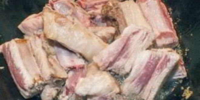 Рецепт свиных ребрышек жареных с луком