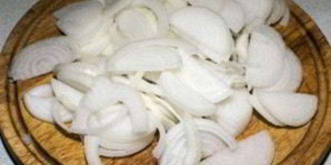 Рецепт свиных ребрышек жареных с луком