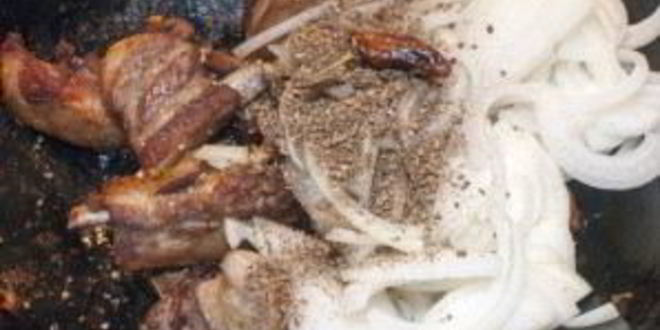 Рецепт свиных ребрышек жареных с луком