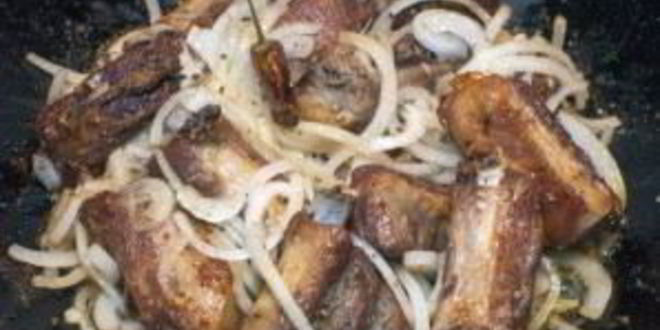 Рецепт свиных ребрышек жареных с луком