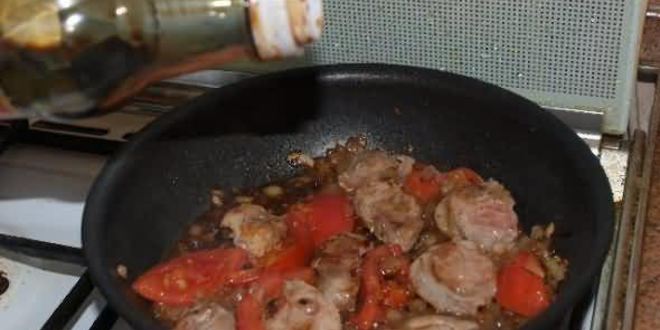 Рецепт телятины жареной с помидорами в соевом соусе