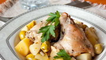 Рецепт Тушеного кролика с картофелем и оливками