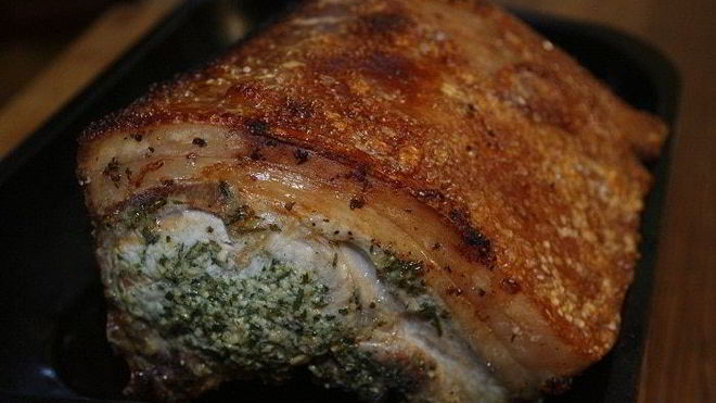 Рецепт запеченной свинины с чесноком и травами