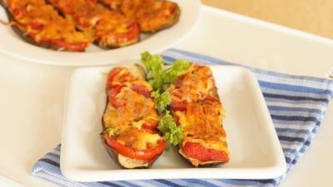 Рецепт баклажанов с помидорами сыром и специями в духовке