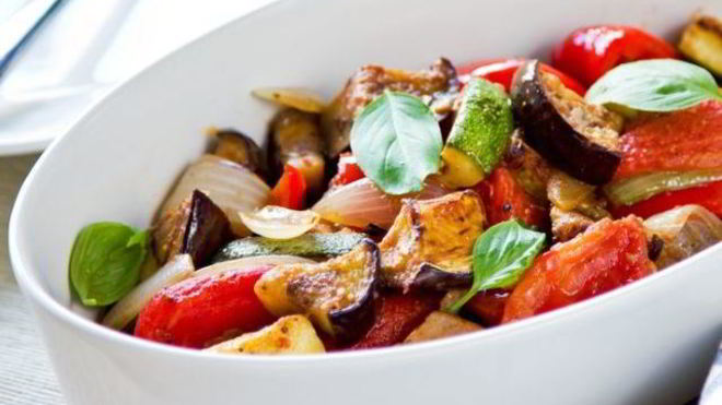 Рецепт баклажанов, тушеных на сковороде с томатами