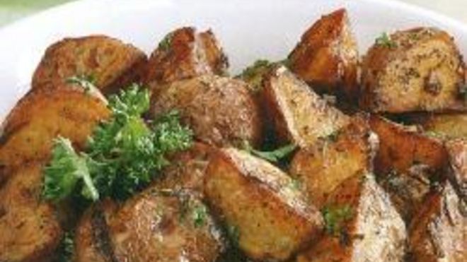 Рецепт долек запеченного картофеля с зеленью