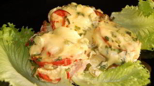 Рецепт Картофеля, запеченного в сметанном соусе с ветчиной, огурчиками, помидорами и сыром