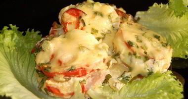 Рецепт Картофеля, запеченного в сметанном соусе с ветчиной, огурчиками, помидорами и сыром