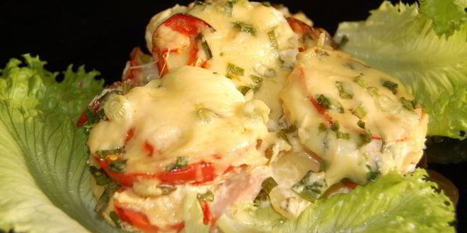 Рецепт Картофеля, запеченного в сметанном соусе с ветчиной, огурчиками, помидорами и сыром