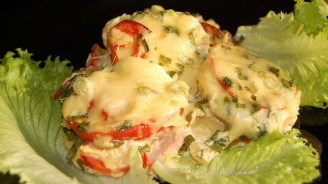 Рецепт картофеля, запеченного в сметанном соусе с ветчиной, огурчиками, помидорами и сыром