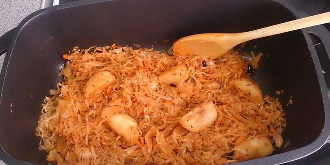 Рецепт Квашеной капусты, тушенной с тмином и яблочным соком