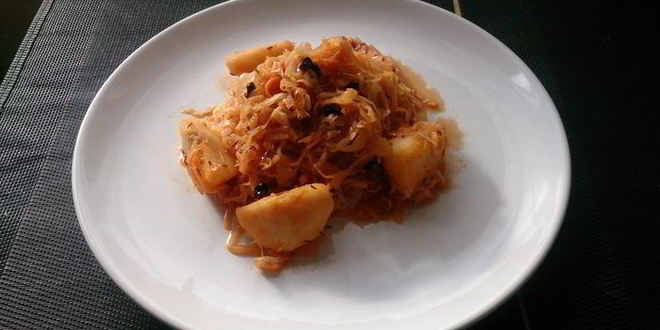 Рецепт квашеной капусты, тушенной с тмином и яблочным соком